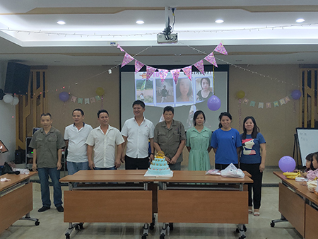 為推進國豐橡塑企業(yè)文化建設(shè)，10月職工生日會。